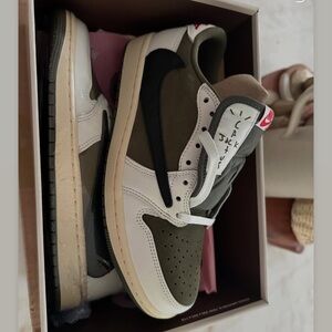 Jordan 1 Travis Scott low olive